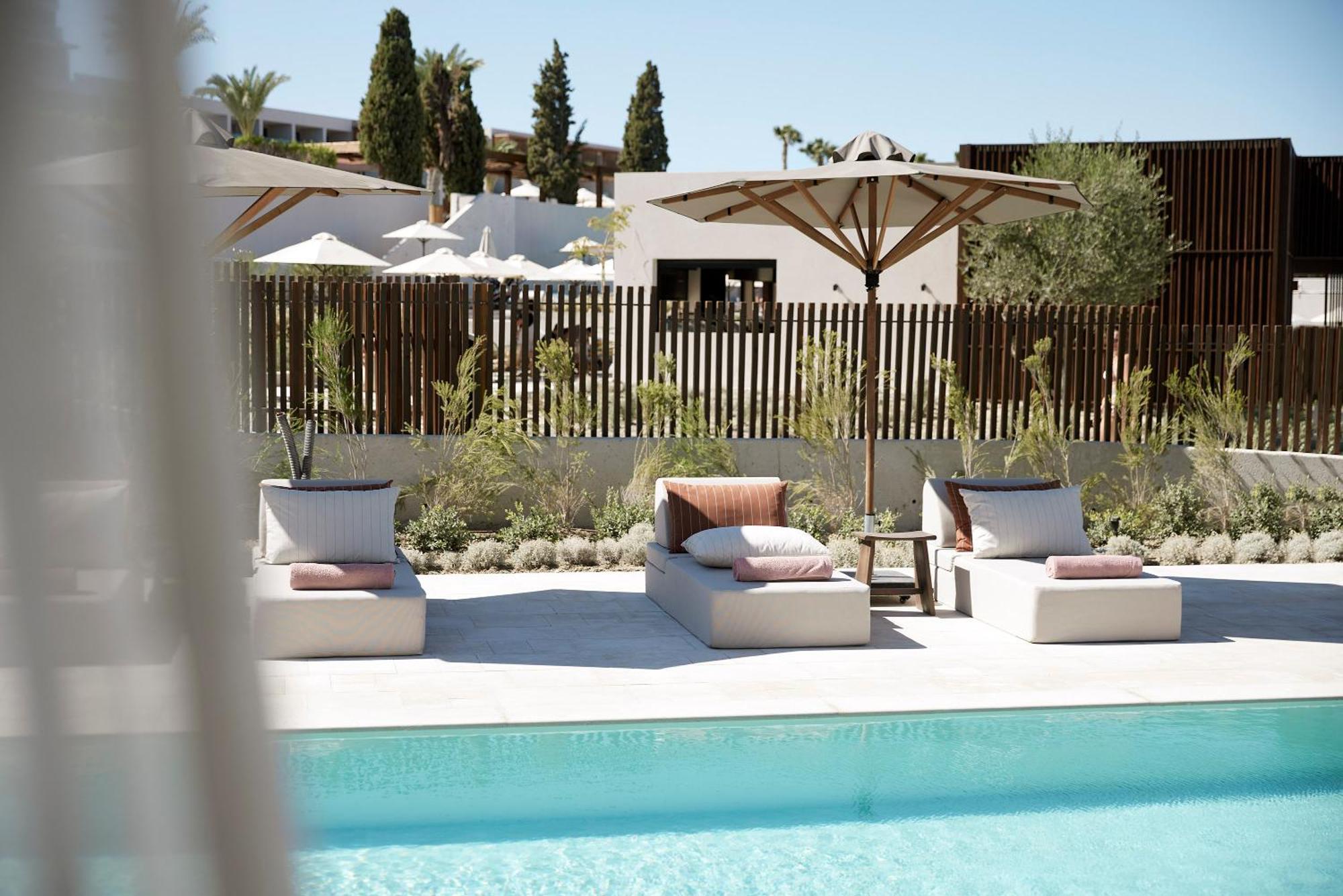 Helea Lifestyle Beach Resort Kallithéa 객실 사진 The hotel's pool